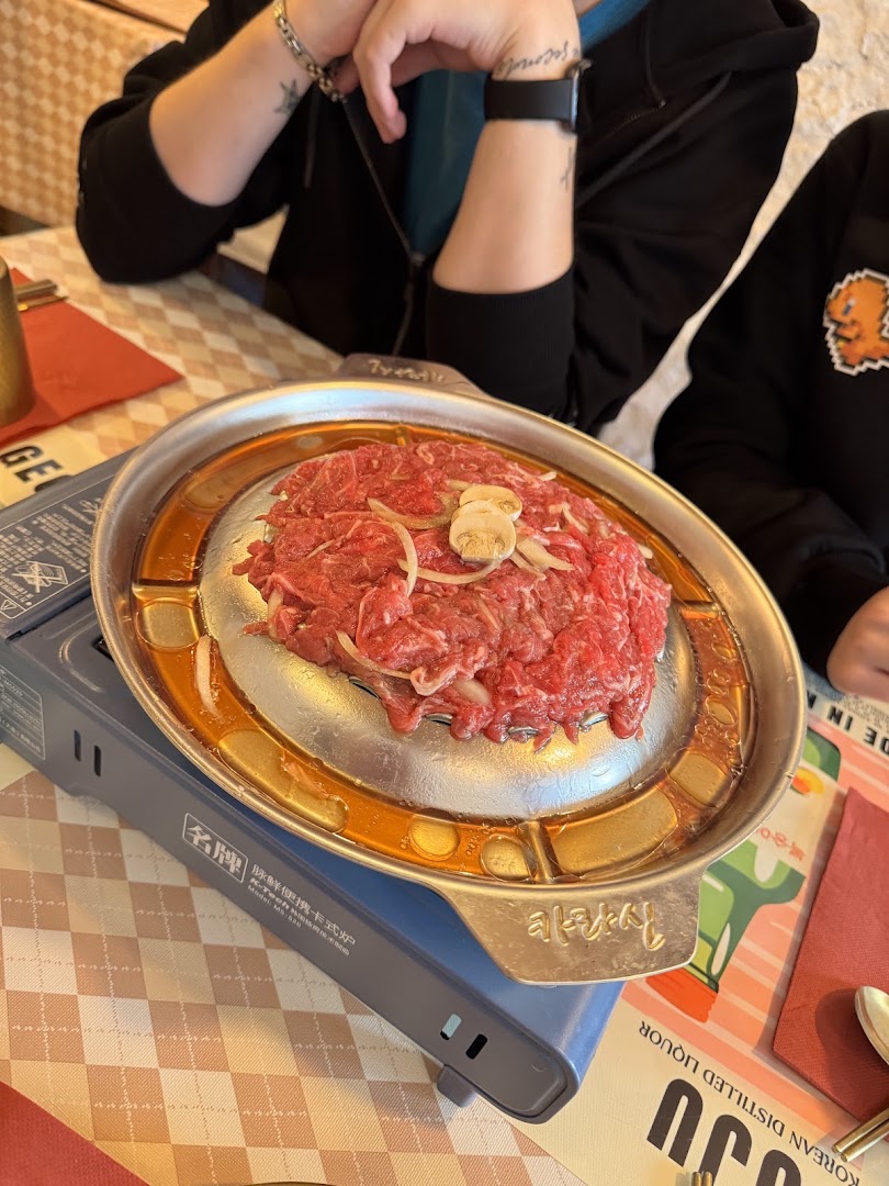 De fines tranches de bœuf sur un barbecue coréen de table