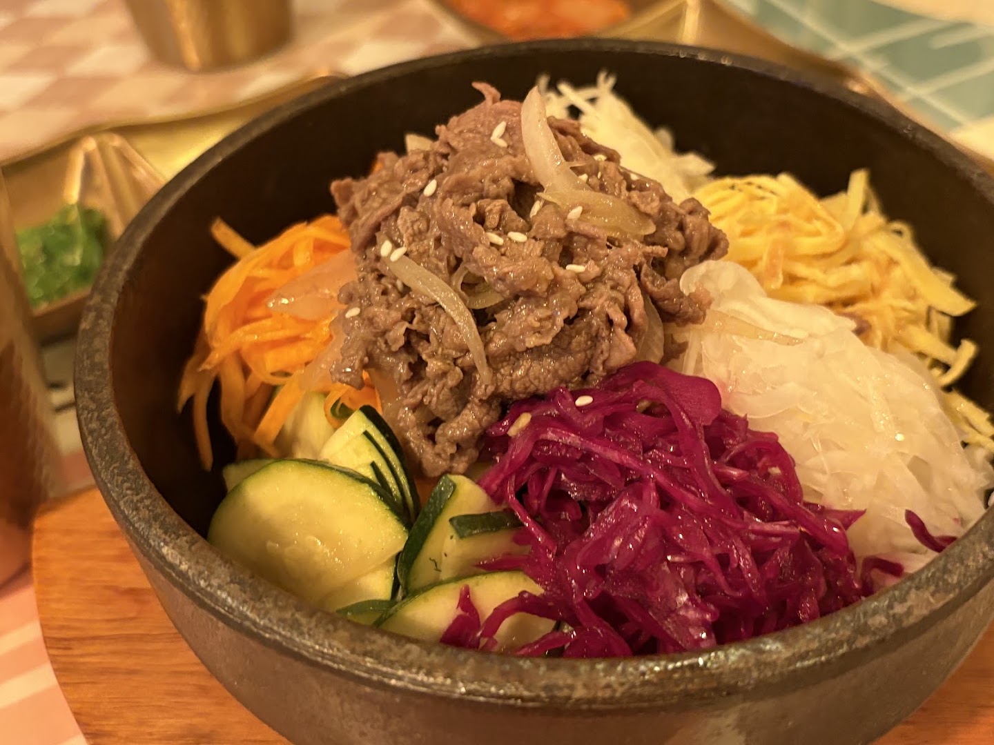 Un bibimbap de bœuf, légumes et œuf en bol de pierre