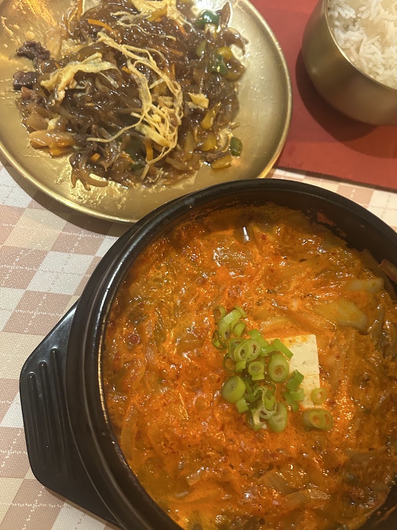 Une marmite coréenne rouge au tofu et aux oignons verts