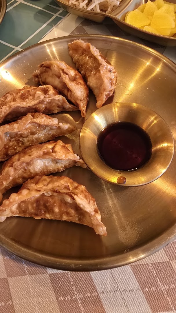 Des raviolis coréens grillés avec sauce