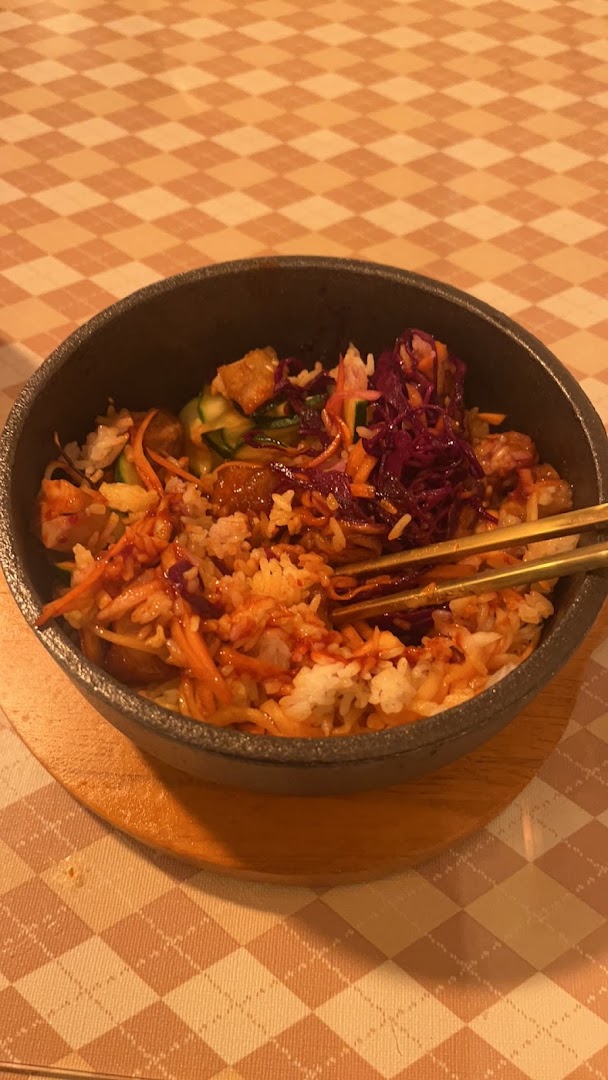 Un bol de riz, légumes et condiments mélangés