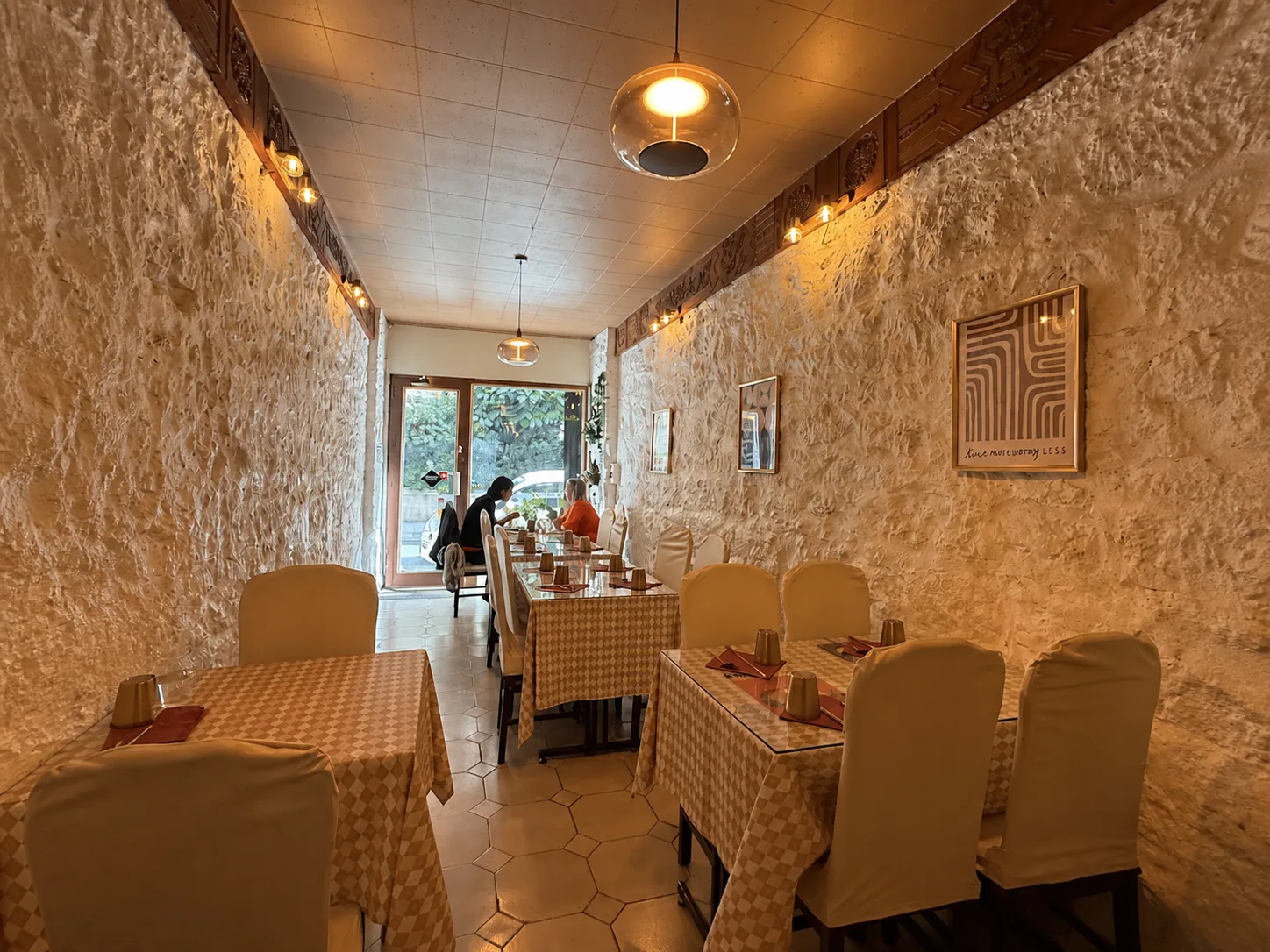 La salle en pierre et les tables à damier de JOIE JOIE à Nice